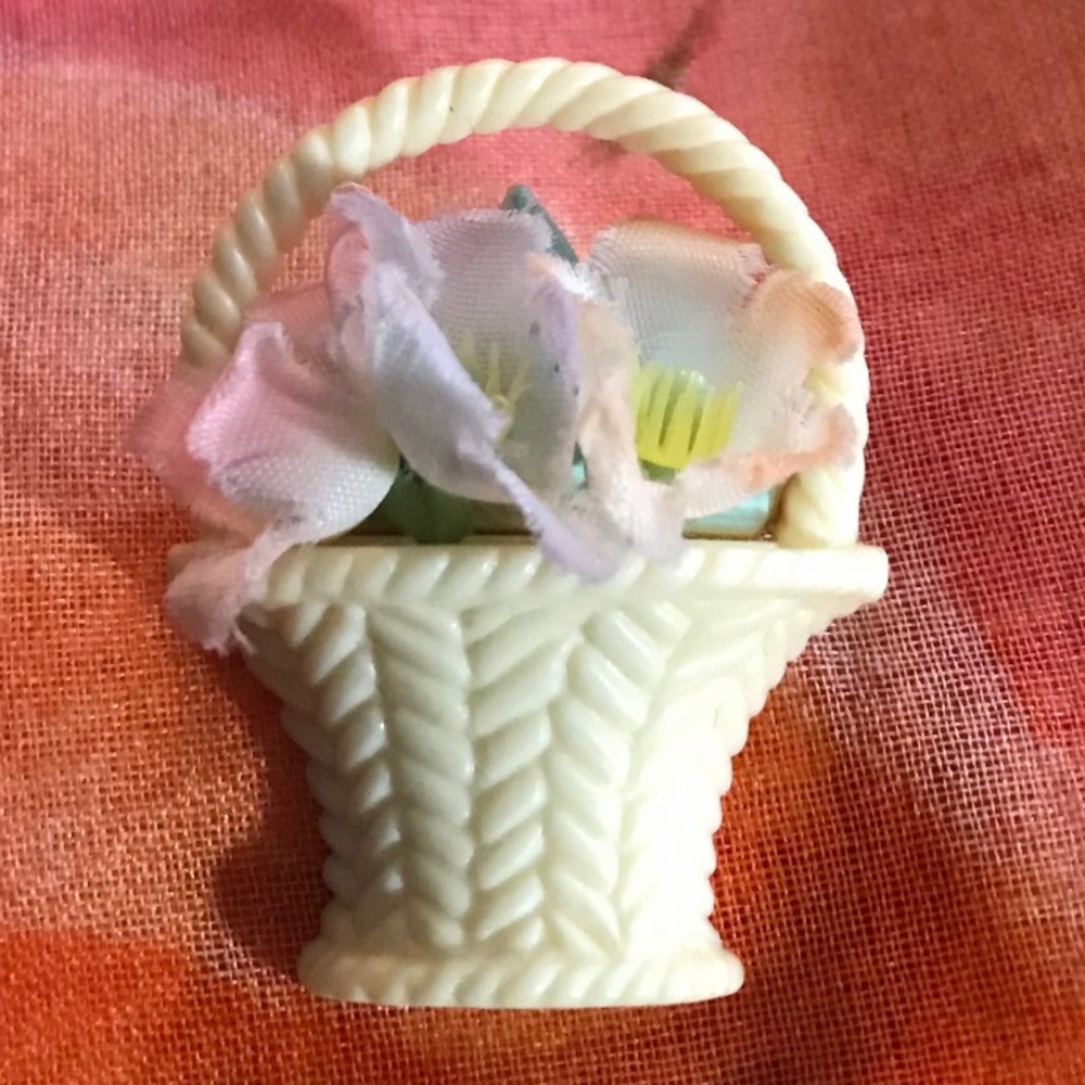 Vintage Hallmark Floral Basket Brooch 🌸